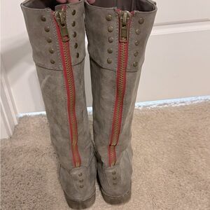 Gray women’s Madden girl boots.
